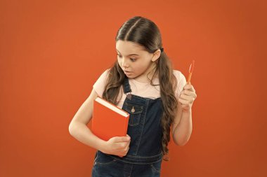 Çocuk bakımı ve mutlu çocukluk. Okulda okuyorum. Okuldaki ilk gün. İlk derse hazır. Eylül geldi. Okula geri dön. Çocuk tutma defteri. İlginç bir edebiyat. Gelişim ve eğitim