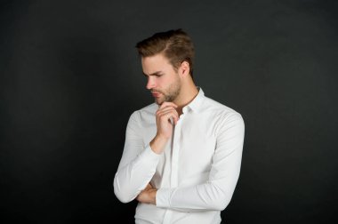 İşsizliğin olumsuz etkileri. Kişisel kriz. Kriz sorunu. İş adamı resmi kıyafeti. Kendine güvenen adam düşünüyor. İş sorununu çöz. Kriz yönetimi. Ekonomi problemi. Çözüm aranıyor