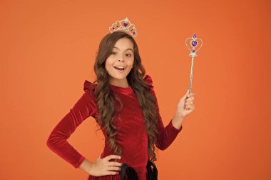 Havada özel bir şey. Peri masallarındaki sihirli kraliçe. Sadece bir dilek tut. Bütün hayaller gerçek olur. Havalar ve zarafetler. Kraliyet ve lüks. Uzun kıvırcık saçlı mutlu kız. Küçük prenses sihirli değneği tut.