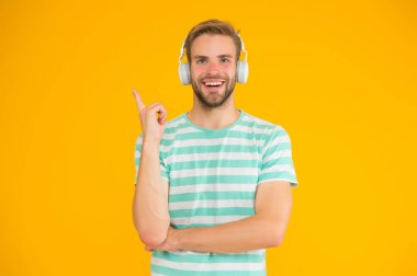 Müziğin belirli düşüncelerin doğası üzerinde etkisi olabilir. Mükemmel bir fikir. Happy Man müzik kulaklığı dinliyor. Kablosuz kulaklıklar. Enstrümantal müzik. Müziğin gücü inkar edilemez.