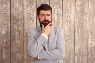 Sakal ve bıyık. Adam iyi bakımlı yakışıklı sakallı hipster smokin giymek. Centilmen tarzı berber. Berber dükkanı damat için paketler yelpazesi sunuyoruz onun büyük gün unutulmaz olun. Berber dükkanı konsepti