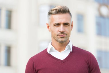 Eskiden mükemmel görünürdü. Başarı ve karizma. Tıraşsız suratlı kıllı bir adam. Sokak tarzı. Sonbahar erkek modası. Berbere ya da kuaföre gittikten sonra seksi bir adam. Erkeksi görünmeye devam et.