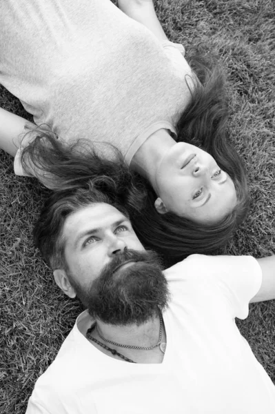 Jeunesse et liberté. Couple en amour relaxant pré laïc. Fraicheur et paix. Hipster barbu homme et fille heureux insouciant profiter printemps nature vue de dessus. Détendez-vous sur l'herbe printanière. N'hésitez pas. Printemps — Photo