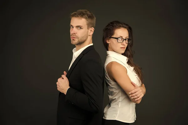 Casal de negócios. melhor equipa de negócios. conceito de parceria. Casal formal sexy. moda de escritório e traje corporativo. A patroa usa óculos. homem de negócios ceo homem de terno. empresária e empregada — Fotografia de Stock