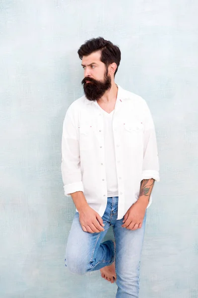 Des vêtements mode. Fond mural gars attrayant. Mode d'été. Tenue décontractée modèle barbu. Modèle de mode. Mature beau hipster avec barbe porter chemise blanche. Collection d'été. Concept de vêtements homme — Photo