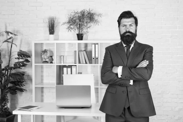 Ofis müdürü resmi fuit. İş yerinde ciddi ve olgun bir patron. Her şey yerli yerinde ve tam uydu. Modern toplumda iş hayatı. Kendine güvenen bir iş adamı. Takip etmek için harika bir adam — Stok fotoğraf