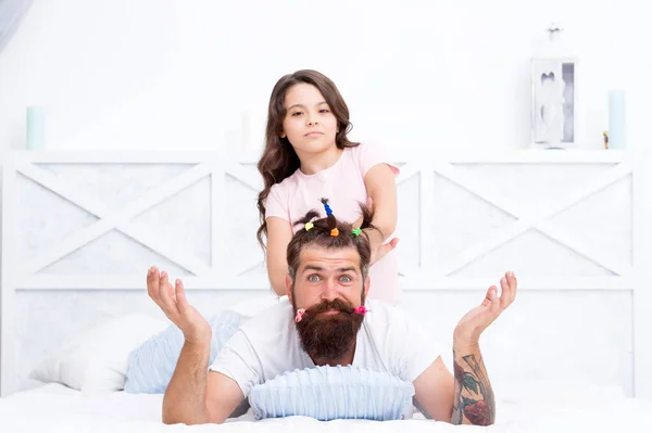 Chica creativa. Día de los niños. amor y confianza. hija y padre con un peinado divertido. peluquería y peluquería. Feliz día de familia. Una niña pequeña juega con papá. barbudo padre divertirse con niño — Foto de Stock