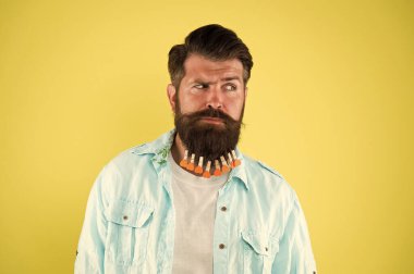 Üzgün görünüyorsun. Sıradan tarz sarı arka plan. Sevgililer Günü. Kuaförde saç kurutma. Bireysel erkek saç stili. Adam sakallı mandal. Kalpli vahşi hippi.