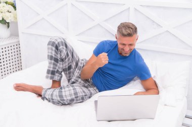 İnternette sörf yapmak. Uyumadan önce defter kullan. Erkek blogcu internet teknolojisi kullanıyor. Bilgisayarda ağ kurmak. Evden bağımsız olarak çalışıyor. Karantinadayken uzak mesafe işi. Adam dizüstü bilgisayarla iletişim kuruyor