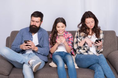 Aile telefonu bağlantısı. Aile telefonlarını evden alır. Küçük çocuk ve ebeveynler akıllı telefon kullanır. Taşınabilir internet ve aile iletişimi. Mobil iletişim. İnternet sörfü