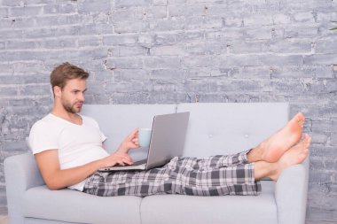 Öğrenme süreci. Bir şeyler alıp internetten alışveriş yapmak. Adam bilgisayar kullanıyor. İletişim ve insan konsepti. Çevik iş. Sabah titreşimleri. Adam dizüstü bilgisayarda çalışıyor. Online kurslar evde eğitim. İpuçlarını kilitle