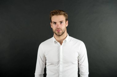 Daha yakışıklı ve çekici görün. Beyaz tenli yakışıklı adam. Yakışıklı bir delikanlıya benziyor. Erkekler tımar ediliyor. Düzgün bir cilt bakımı. Moda ve tarz. Tıraşsız ama yakışıklı.