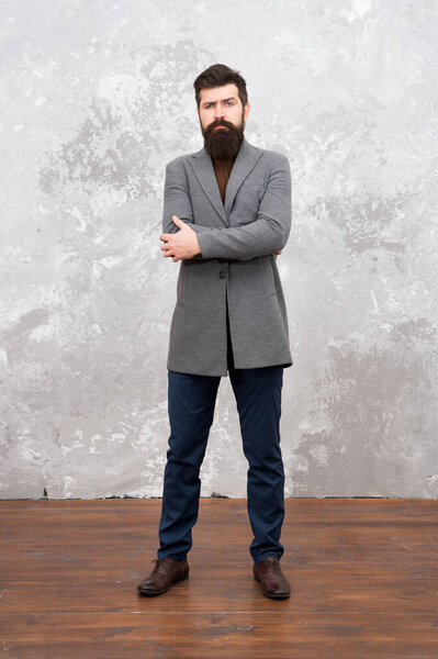 красивый мужчина в пиджаке. У стильного парня длинная борода. бородатый мужчина с модным взглядом. жестокий хипстер. мужская мода и красота. полная уверенности. бизнесмен носит повседневный наряд