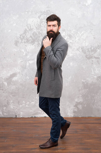 красивая модель. Уличный стиль. Бородатый хипстер. Осенняя мужская мода. жестокий мужчина после посещения парикмахера или парикмахера. Поддерживает мужской взгляд. Человек с бородой на небритым лице