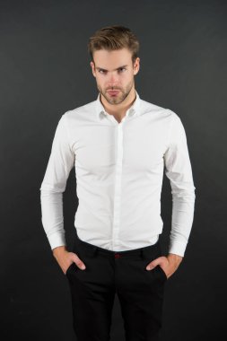 Basit giyin. Beyaz gömlek ve siyah pantolon. Ciddi, esmer bir geçmişi var. Yakışıklının modası geçti. Klasik modaya uygun bir model. Moda ve tarz. Moda kıyafetlerini giymeye hazırım.