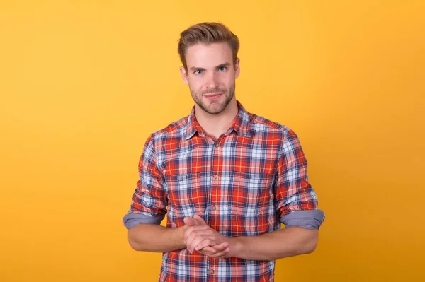 Confiante em seu estilo. sexy e confiante. Estilo casual de rapaz. barbeiro com penteado legal. modelo de moda em camisa. verão e primavera coleções masculinas. homem bonito em camisa quadriculada — Fotografia de Stock