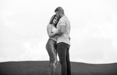 Romantik ilişkiler. Gerçek aşk. Aile sevgisi. Birbirine aşık bir çift. Hoş bir ilişki. Erkek ve kadın doğaya sarılır. Onu destekliyorum. Sonsuza dek birlikte. Aşk hikayesi. Yeni evlendim. Balayı konsepti