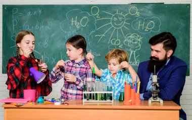 İlgi alanları ve konu kulübü. Grup etkileşimi ve iletişim. Hobilerinizi, yeteneklerinizi ve becerilerinizi paylaşın. Okul kulübü eğitimi. Öğretmen ve öğrencilerin test tüpleri sınıfta. Kimya temalı kulüp