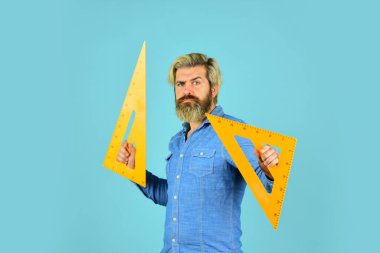 Hangi açıdan bakıyorsun? En sevdiği konu ve disiplin. Okuldaki eğitim. Evde öğrenme konsepti. Erkek öğretmen üçgen araç kullanır. Cetvelli sakallı öğretmen. Çek ve ölç. Okula geri dön.