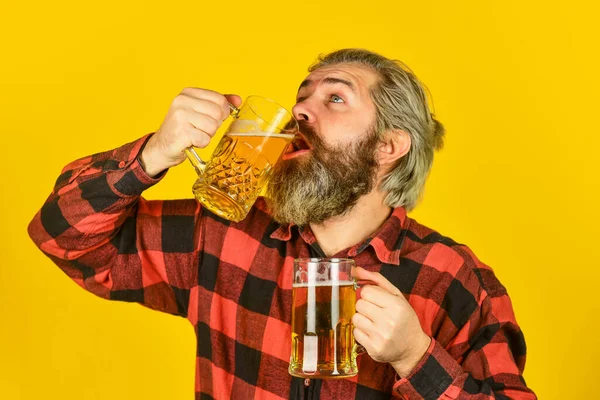 Spróbuj swojej wyobraźni. Alkoholik. Spragniony człowiek pijący piwo w barze. Piwo z pianką. Hipsterzy piją piwo. Dojrzały brodaty facet trzyma szklankę piwa. Zdrowie tostów. Święto. Dzień kawalerski — Zdjęcie stockowe