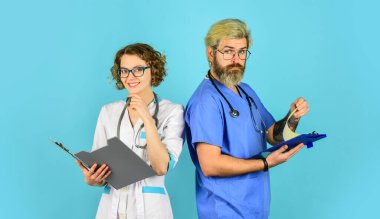Doktor meslektaşlarım. Doktor toplantısı. Normal bir gündüz hastanesi. Tecrübeli meslektaşımın tavsiyesi. Tıbbi personel. Tıp eğitimi. Kanıta dayalı tıp. Doktor ve hemşire iletişim kuruyor. Virüs tedavisi
