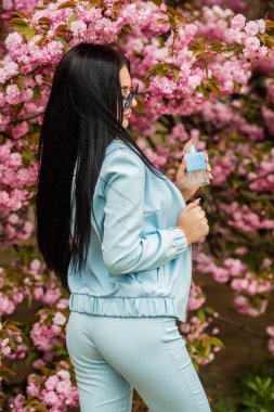 Süslü bir tarz. Aromatik bileşikler. Doğal kokulu gerekli yağlar. Eau de Toilette 'de. Şatafatlı bir koku. Modaya uygun bir kadın parfüm şişesi tutuyor. Kiraz çiçeği aroması. Kadın parfümü. Bahar parfümü