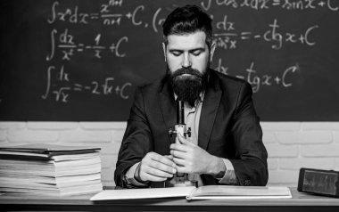 Başarıya giden yolda. Öğretmen mikroskopla çalışıyor. Bilim konsepti. Mikroskop geçmişi olan bir bilim adamı. Mikro dünyayı keşfetmek. Bilimsel proje. Laboratuvardaki bilim adamı. Keşfeden bilim adamı