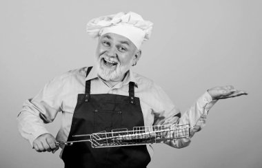 Barbekü zamanı. Piknik ve barbekü. Mutfak kuralları. Aileye yemek hazırla. Aile hafta sonu. Şef şapkalı son sınıf öğrencisi. Sakallı aşçılar. Barbekü için mutfak gereçleri. Izgara yemeği tercih ediyor.