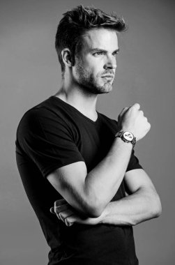 Düşünme zamanı. İş adamı saati gözcüsü. Kot elbiseli adam. Yakışıklı adam. Özgüven ve karizma. Model. Sıradan bir tarz. Erkek cinselliği. Erkek modası. Adam modaya uygun görünüyor. Tıraşsız adam.