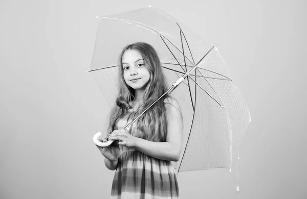 Menina feliz no outono. previsão meteorológica outono. infância despreocupada. moda de outono. tempo chuvoso. Apetece-me. Menina pequena com guarda-chuva. Infância feliz — Fotografia de Stock