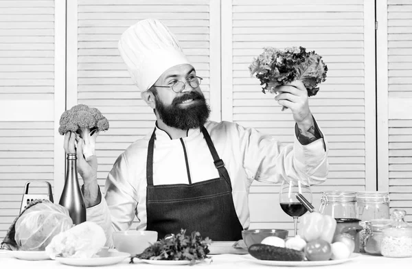 食べ物の写真。ベジタリアン。ひげを生やした成熟したシェフ。健康的な料理。食事や有機食品,ビタミン.髭を生やした男が台所で料理をする。帽子のシェフ男。隠し味レシピ — ストック写真