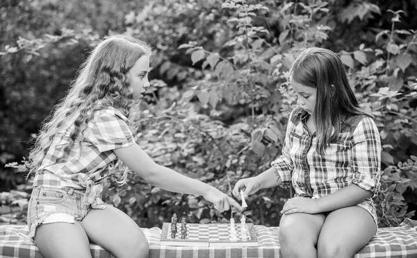 Actividad cerebral. ajedrez jugando. niños calificados. enciende tu cerebro. hacer que el cerebro funcione. desarrollo de la primera infancia. dignos oponentes. desarrollar habilidades ocultas. dos chicas concentradas juegan al ajedrez — Foto de Stock