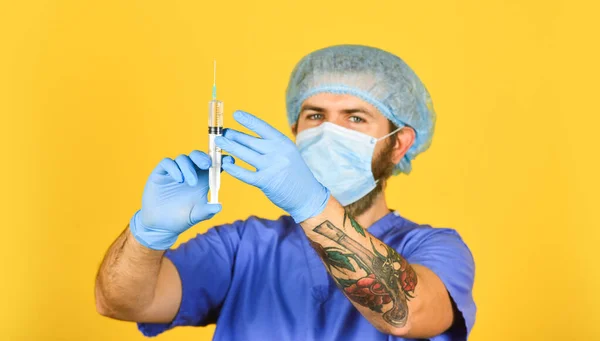 Vaccin contre la grippe. L'innovation. Antidote. Injection de dose. Mise au point de vaccins. Homme infirmier avec vaccin contre le coronavirus en seringue. Injection médicale. Un médecin barbu porte une seringue uniforme vaccination par aiguille — Photo