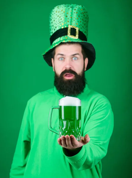 Empecemos la fiesta de Patrick. Tradición irlandesa. Hombre brutal barbudo hipster beber cerveza pinta. Pub irlandés. Bebiendo cerveza parte celebración. Bar menú de vacaciones de temporada. Taza de cerveza verde. ¡Salud! Bebida alcohólica — Foto de Stock