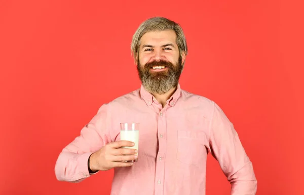 Lactose vrij. Een man met een baard houdt een glas melk vast. Gepasteuriseerde melk. Veganistisch melkconcept. Veganistische melk gemaakt van grote variëteit aan bonen, zaden en granen. Drink proteïne cocktail. Gezonde gewoonten — Stockfoto