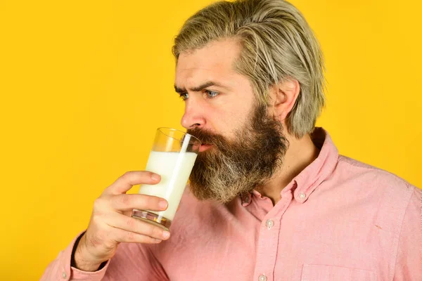 Gepasteuriseerde melk. Emotioneel bebaarde man houdt een glas melk vast. Veganistisch melkconcept. Veganistische melk gemaakt van grote variëteit aan bonen, zaden en granen. Gezond eten. Drink proteïne cocktail. Lactosevrij — Stockfoto