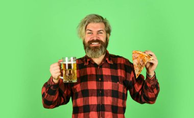 - Şerefe. Bir bardak bira ve pizza. Televizyonda futbol izliyordum. fast food. Bira ve pizzalı mutlu sakallı adam. İtalyan yemeği. İtalya buradadır. Adam barda bira içiyor ve pizza yiyor.