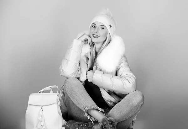 Χειμερινή μόδα. γυναίκα με σκούφο με σακίδιο. γρίπη και κρύα εποχή. Δερμάτινη τσάντα μόδας. ζεστά χειμερινά ρούχα. Για ψώνια. Το κορίτσι με το φουσκωτό παλτό. Faux γούνα μόδας. Καλές χειμερινές διακοπές — Φωτογραφία Αρχείου