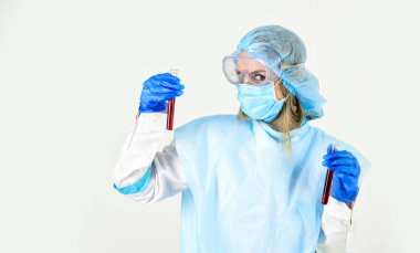 Analizin sonuçları. Virüs testi yapın. Koronavirüs salgını. Tıbbi ekipman. Kan testi. Laboratuvarda kan örneğiyle çalışan bir bilim adamı. Kadın doktor deney yapıyor.