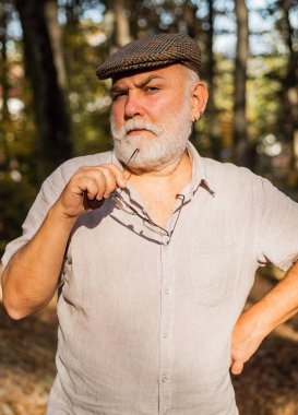 Peki ya... Düşünen adam. Hayatın anlamı. Yaşlılar umursar. Huzurevi. Gerçek değerler. Emekliler sonbahar doğasını gevşetiyor. Doğal ortam. Temiz hava. Idyllic anı. Büyükbaba giysisi doğada