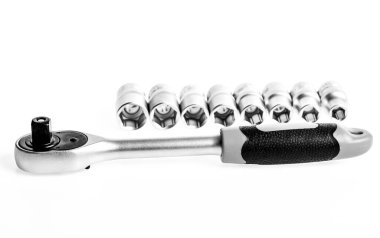 Ev geliştirme araçları konsepti. Tamir ve inşaat için aletler. Başların başlıca avantajı gevşemek ya da vida ve cıvataları sıkmak için bir yerlere ulaşmak zordur. El aletlerinde mandal ve soket alışverişi