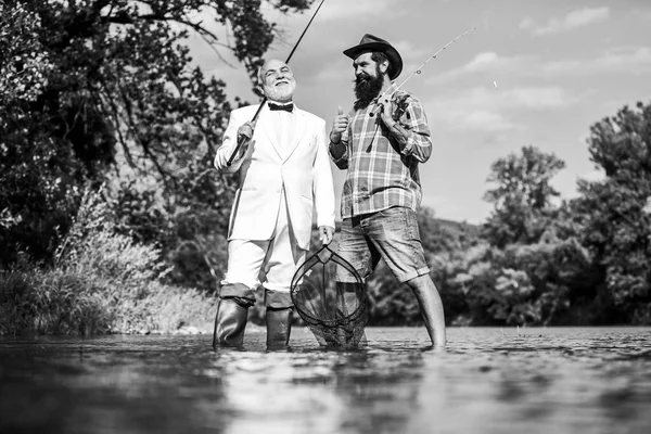 Amigos pescando. Elegante hombre barbudo y brutal pesca hipster. Un fin de semana perfecto. Día de la familia. Vacaciones de verano. La pesca como vacaciones. Hobby y recreación. Pescador de traje formal. Capturas exitosas — Foto de Stock