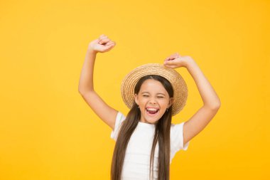 - Bayıldım. Plaj partisine hazırım. Küçük güzellik. Sarı arka planda dans eden mutlu çocuk. Yaz tatilini seviyor. Çocuklar için bahar modası. çocukluk mutluluğu. Neşeli küçük kız hasır şapka takıyor