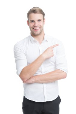 Şu yönde. Mutlu adam işaret parmağıyla beyazı işaret ediyor. Reklam için işaret. İşaret ve el kol hareketi. İşaret ediyor ve terfi ettiriyor. Satılık alışveriş. Pazarlama ve tanıtım