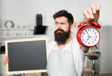 Teslimat için çağrı. Yemek zamanı. Sağlıklı yiyecek ve içecekler. Erkek hizmetçi mutfakta. Yemek tarifi. Sakallı hippi menüsü. Seçici odaklanma. kopyalama alanı. Pansiyonlu ve çalar saati olan adam.