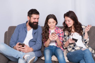 Koronavirüs karantinası için aile oyunları. Mutlu çocuk ve ebeveyn online oyun oynuyor. Online oyun için akıllı telefon. İnternette video oyunu oynuyorum. Teknolojiyle büyümek