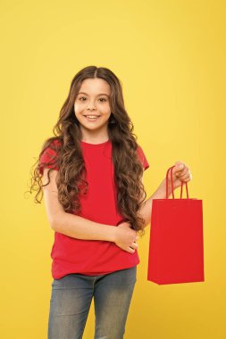 Harika bir alışveriş geleneğini yeniden keşfetmek. Alışveriş ve satın alma. Kara Cuma. İndirim. Alışveriş günü. Çocuk kaçırma paketi. Favori çocuk markası. Alışveriş çantalı kız. Para biriktir. Daha iyi yaşa.