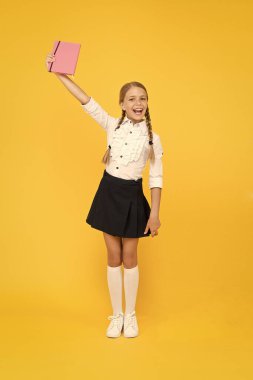 Edebiyat çalışma. Bilgiye doğru. Aşağıdaki kuralları öğrenin. Okula tekrar hoş geldin. İlham verici alıntılar önümüzdeki akademik yıl için çocukları motive. Okul kız resmi üniforma tutun kitap. Okul dersi