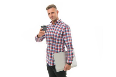 Modern bir siber kafe aç. Freelancer bardak ve dizüstü bilgisayar tutuyor. Paket kahve. Kahve molası. Modern yaşam tarzı. Modern bilgisayar teknolojisi. Modern mobil internet dünyasında yaşamak