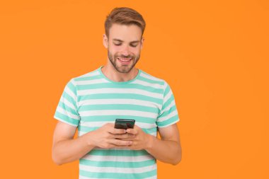 Sosyal ağlar. Müşteri edinmek ve son derece ilgili, hedeflenmiş içeriği sunmak için eşsiz bir fırsat. İnternette sörf yapan adam. Çevrimiçi iletişim. Habercilerin popülerliği. Kolay iletişim